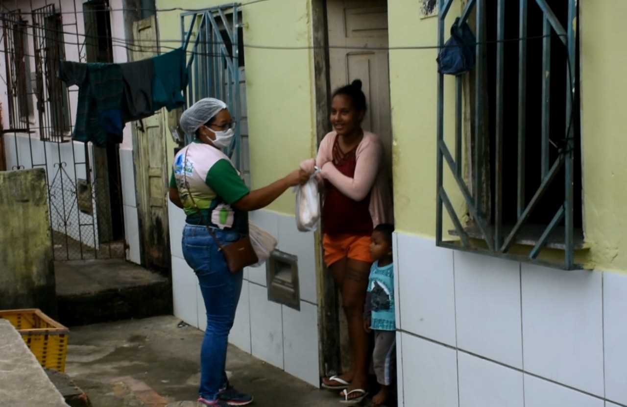 Camacã: Secretaria de Assistência Social faz entrega de pães e máscaras no Bairro Joana Angélica
